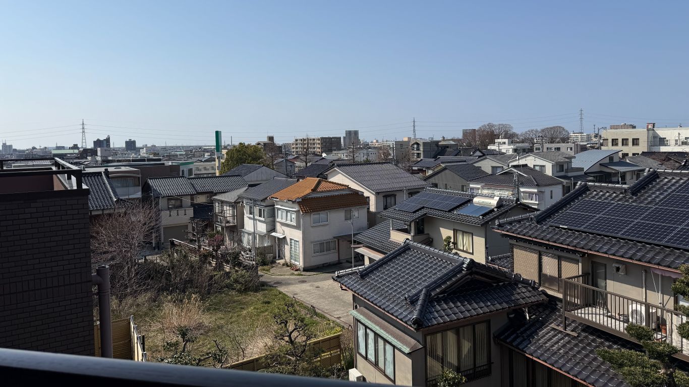 洋室8帖・6帖側バルコニーからの眺望