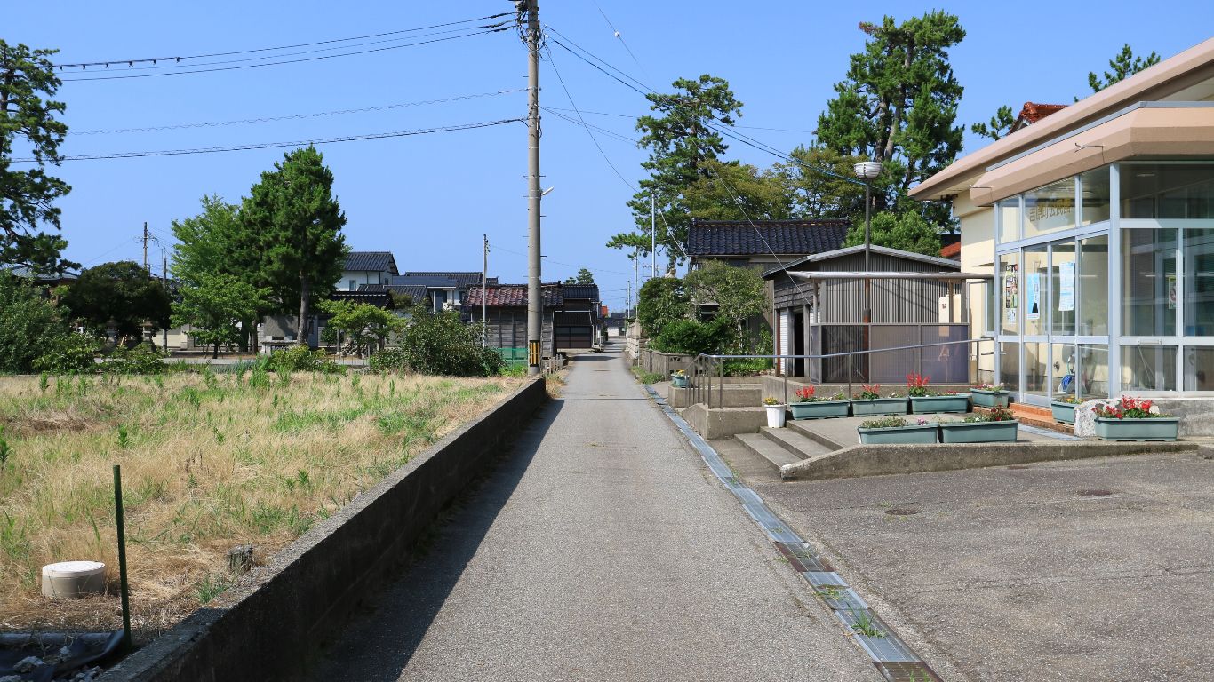 土地の南東側前面道で南西から北東を見た景色