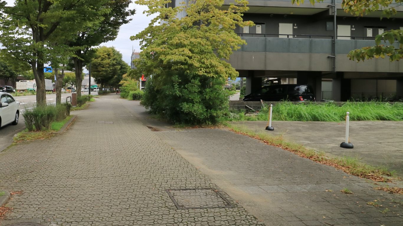 北東側前面道歩道を北西から南東向きに見た景色